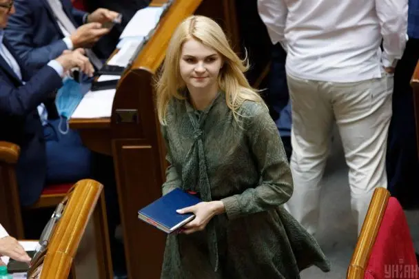 Нардепка від "Слуги народу" Анна Колісник склала мандат - подробиці