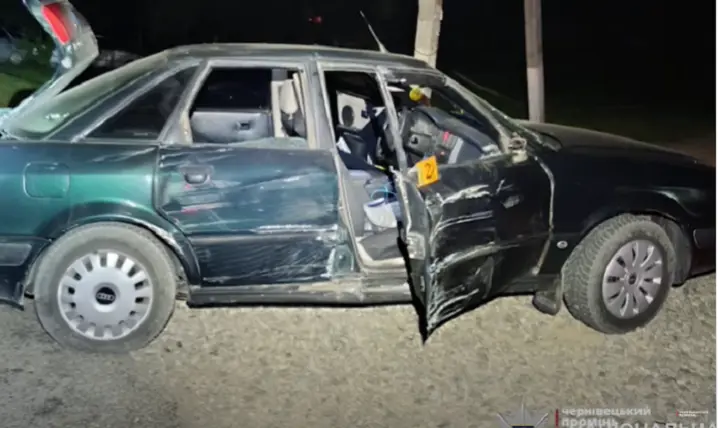Мотоцикліст влетів в Audi: на Буковині в аварії постраждало двоє людей