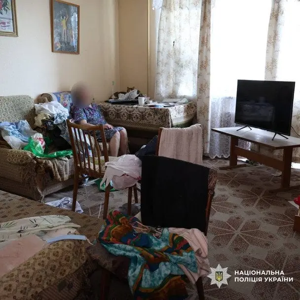 Зв’язали та заклеїли рот: у Харкові банда напала на 89-річну матір військового
