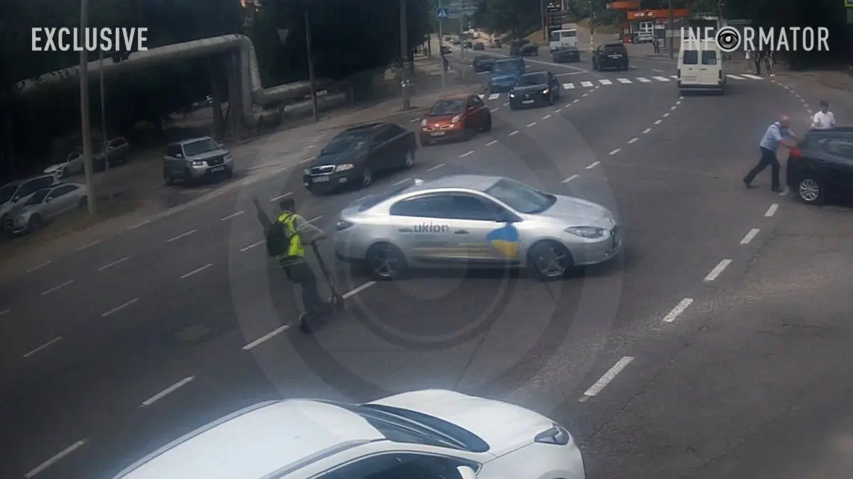 У Дніпрі на Космічній чоловік на електросамокаті врізався у Renault служби таксі Uklon: відео моменту