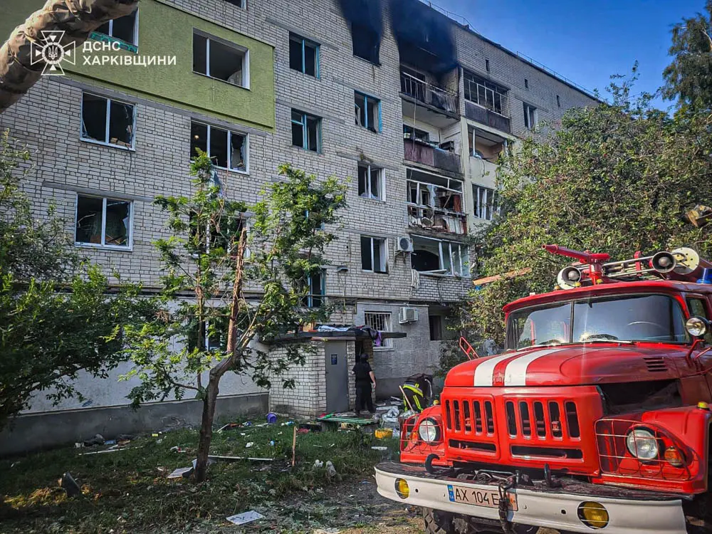 Ворожий удар по Куп’янську спричинив пожежу у п’ятиповерхівці