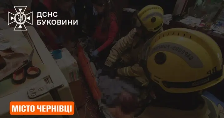 У Чернівцях рятувальники допомогли жінці, яка травмувалась і не могла відчинити двері
