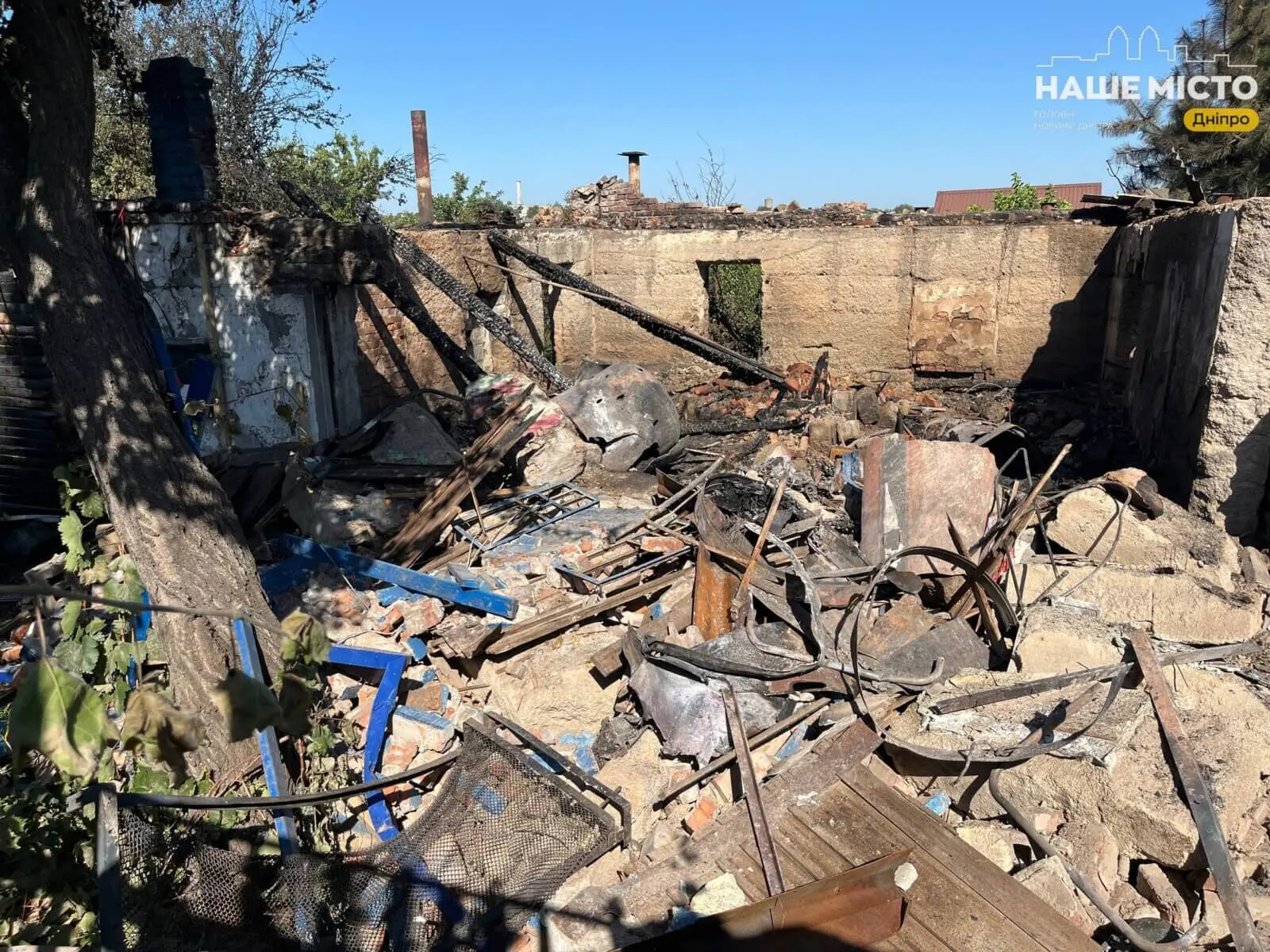 На місці влучання працюють всі відповідні служби для надання допомоги в ліквідації наслідків атаки на Дніпро