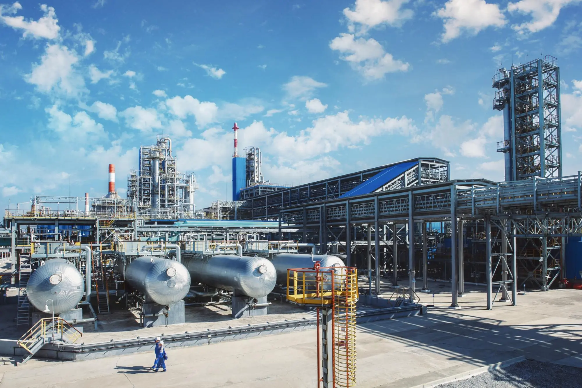 В Башкортостане взрывы. Россияне заявили об атаке дронов по НПЗ "Газпром"