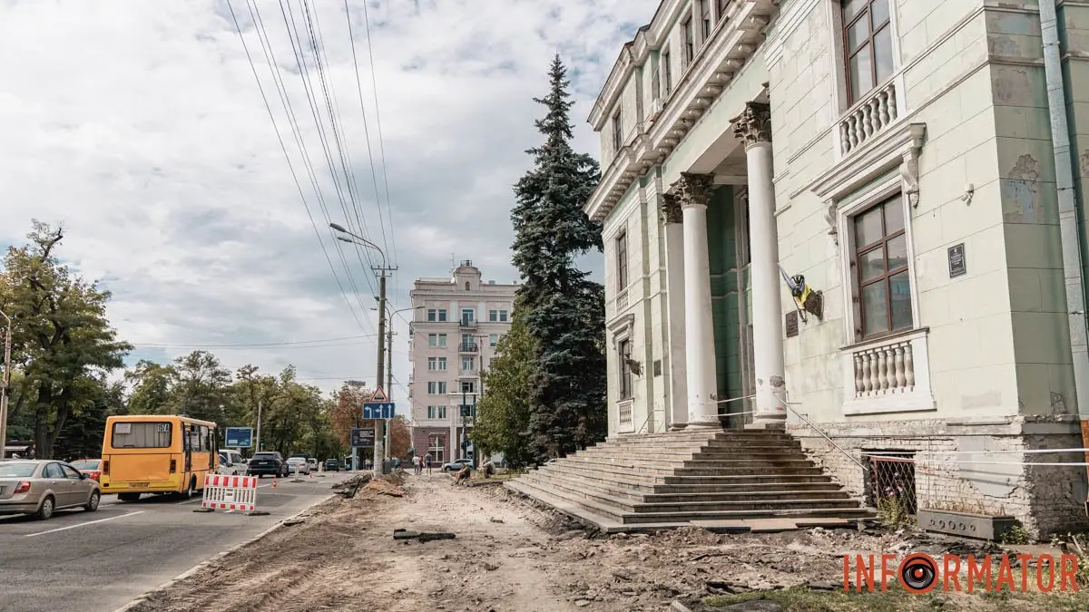 Безбар’єрний маршрут: у Дніпрі біля Історичного музею оновлюють тротуар