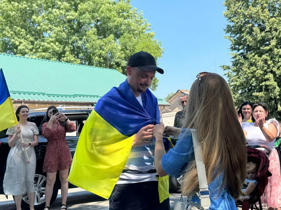 Чекали три роки: у селі біля Вінниці з обіймами зустріли захисника, який повернувся з полону