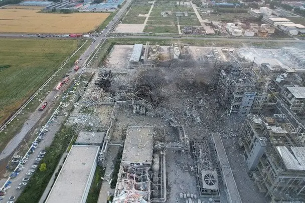Вибух на хімзаводі в Китаї: є загиблі та зниклі безвісти