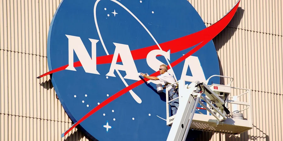 NASA поєднала дані Hubble і Webb: як виглядають зорі у сусідній галактиці