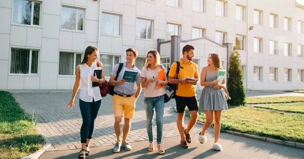 Українські підлітки масово виїжджають вчитися за кордон: статистика за 2008-2023 роки