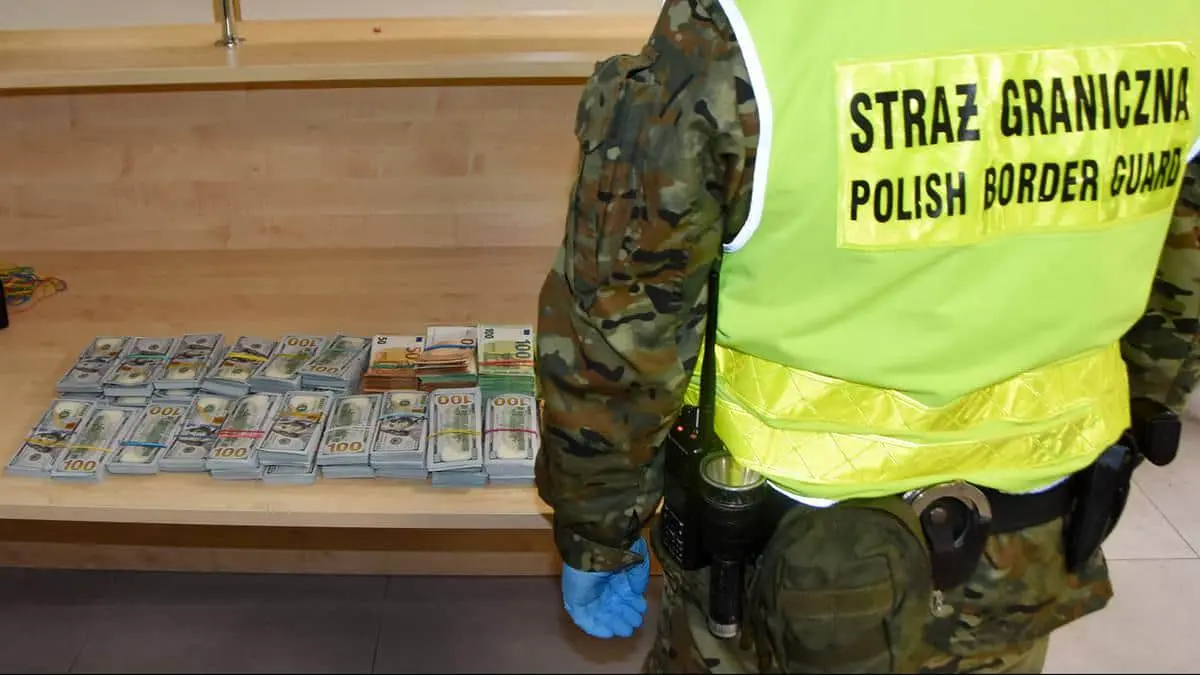 Польські митники затримали українку з купою готівки у багажі