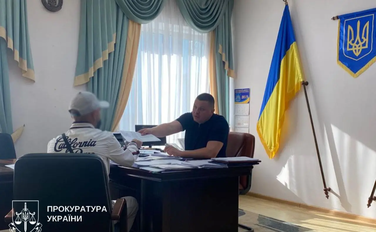 У Києві судитимуть трьох чоловіків, які за $2600 обіцяли допомогти з відтермінуванням ВЛК
