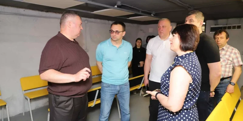 У Хмільницькій громаді для п’яти закладів освіти придбали меблі, щоб покращити умови в укриттях
