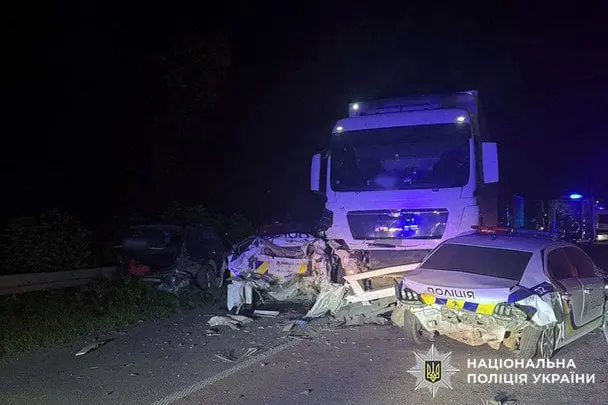 На Хмельниччині водій влетів у поліцейських, які оформляли ДТП - деталі масової аварії