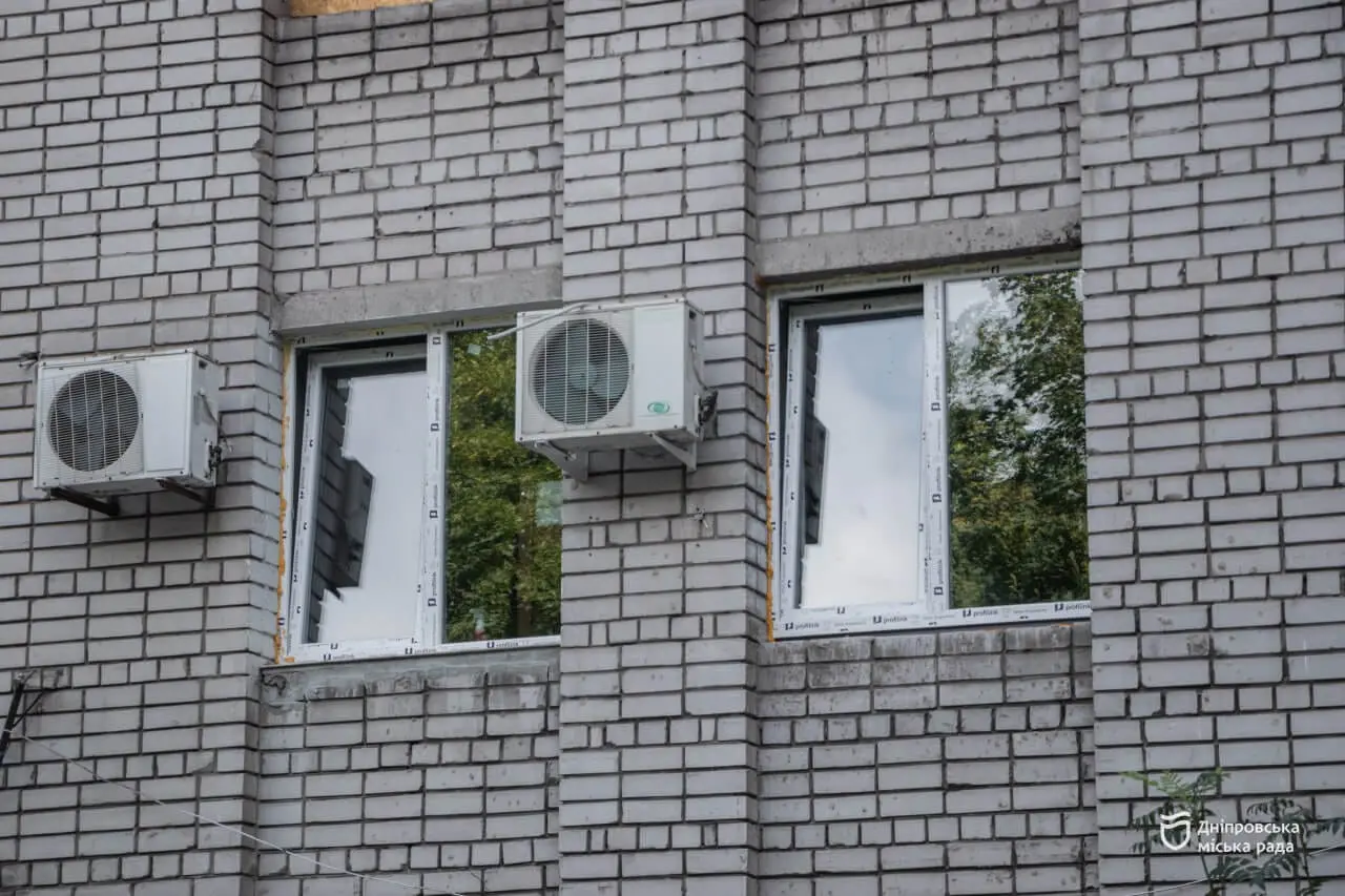 У Дніпрі відновлюють гуртожитки, пошкоджені обстрілом 24 червня: ремонтують дах, вікна та електропостачання