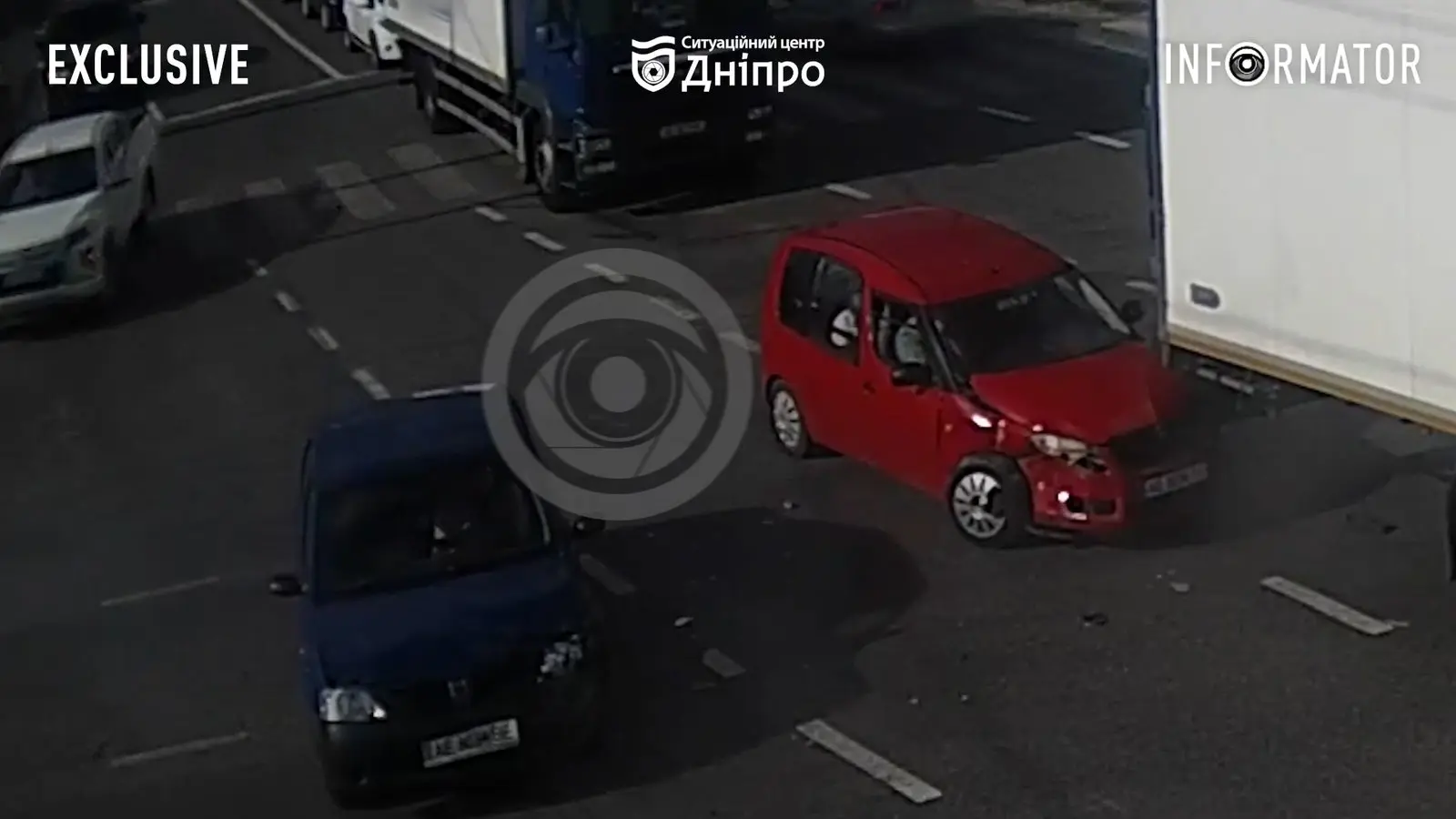 У Дніпрі на Донецькому шосе, біля “Каравану”, зіштовхнулись Skoda, Dacia та вантажівка: відео моменту аварії