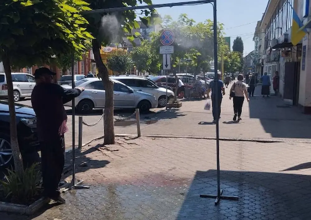 У Балті встановили рамку з розпилювачем води для охолодження містян
