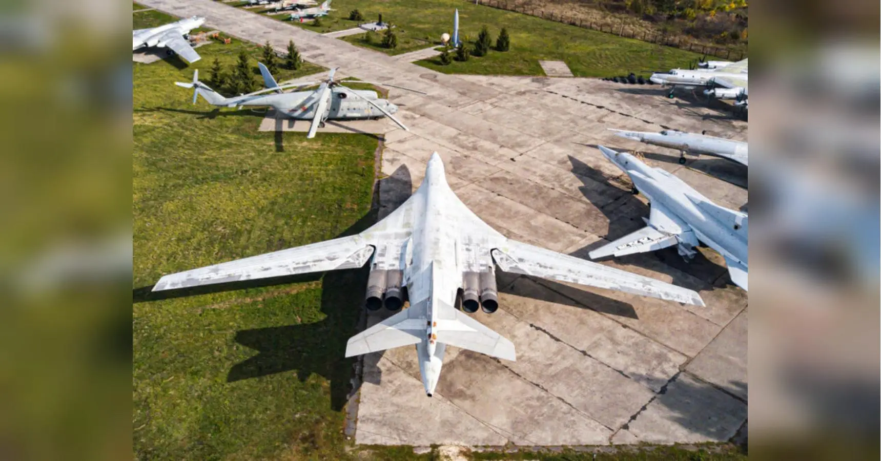 Окупанти сховали Ту-160 біля Америки: туди фура з дронами не доїде