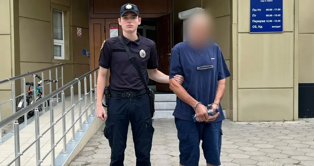Удари у спину та груди: в Одесі чоловік ледь не вбив дружину шилом
