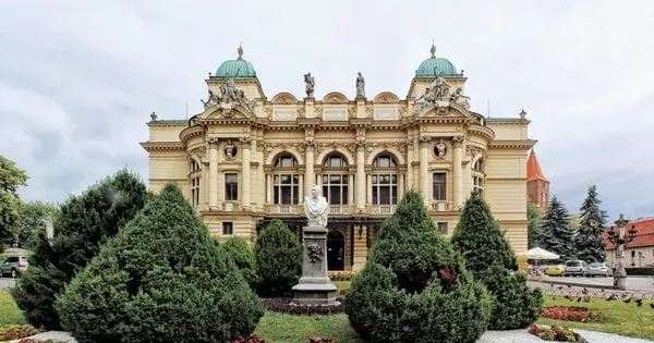 У Кракові після погроз та нападів зняли український прапор з фасаду театру імені Словацького