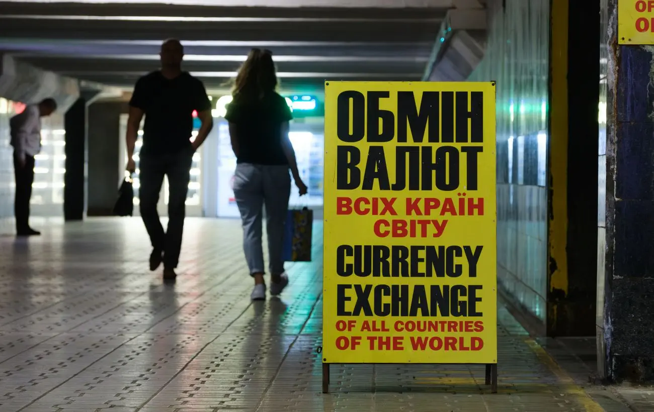 Долар подешевшав після триденного зростання, євро відійшов від максимуму