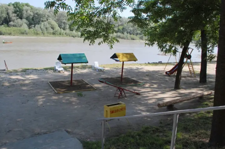 У воді на чернівецькому пляжі виявили фекалії та кишкову паличку