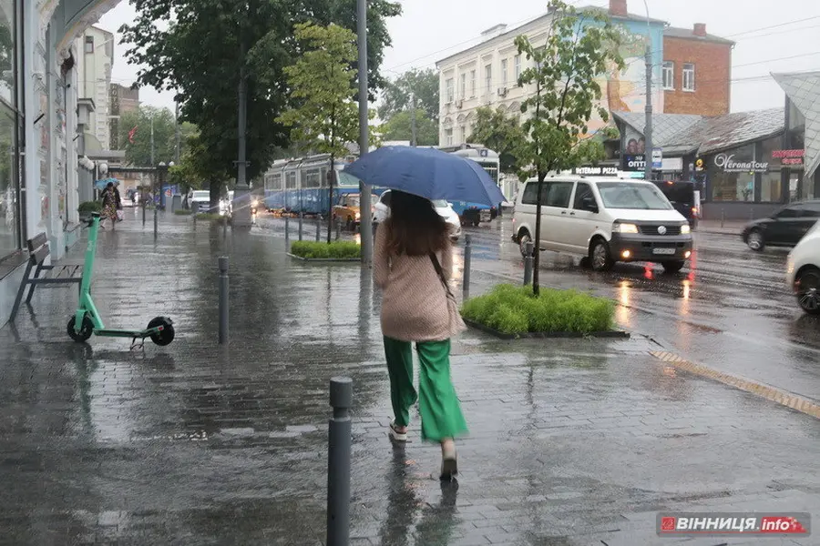 Вінничан попереджають про грози й град у вівторок