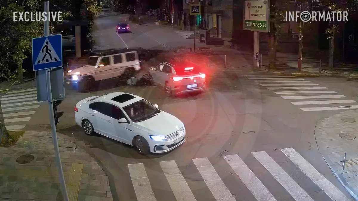 У Дніпрі на Вернадського Mercedes перекинувся після зіткнення з Volkswagen: відео моменту
