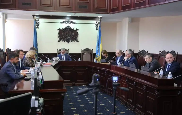 Обшуки та підозри можуть призвести до відсторонення двох членів і зупинки роботи ВККС — експертка