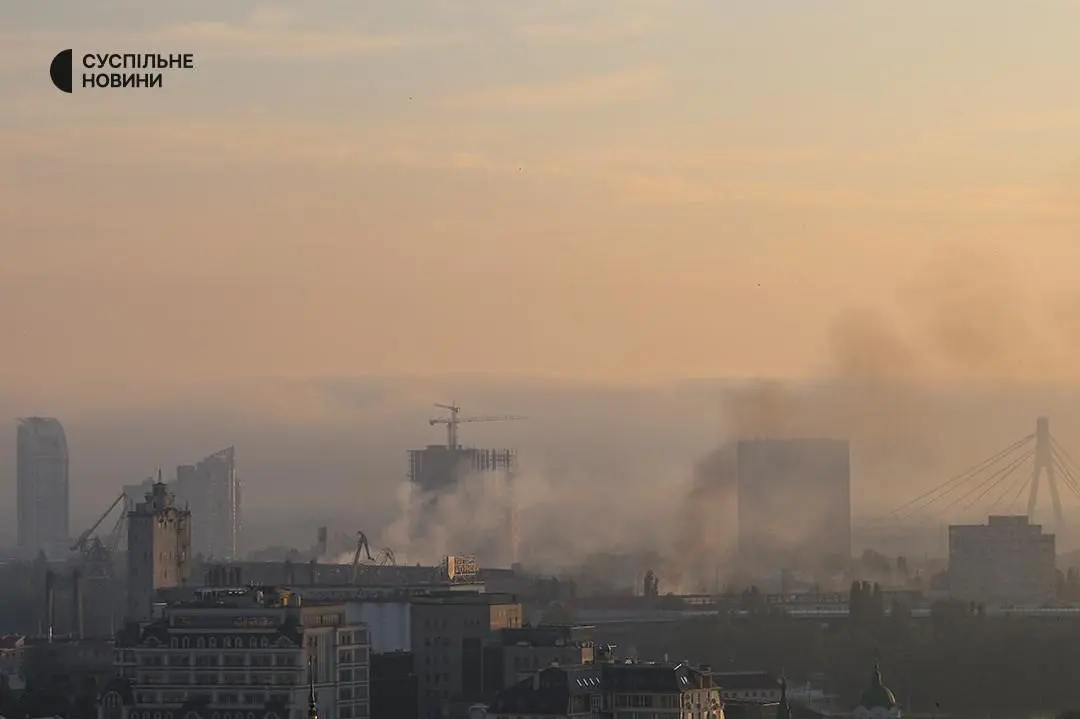 Внаслідок нічних обстрілів у столиці виникли пожежі, над містом утворився смог