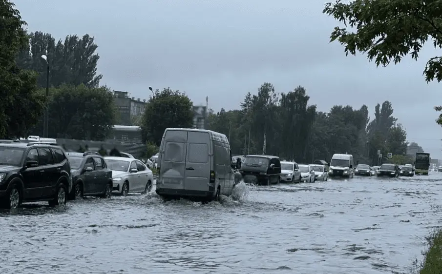 У столиці через аномальну кількість опадів зафіксовані локальні підтоплення щонайменше на 10 вулицях