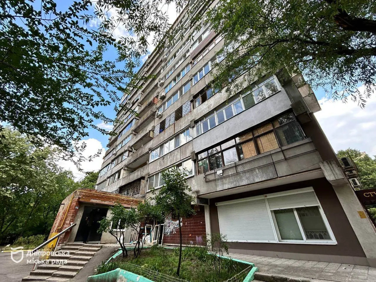 Дніпро нікого не залишить наодинці: коштом міського бюджету після обстрілу відновлюють будинок на ж/м Тополя-1