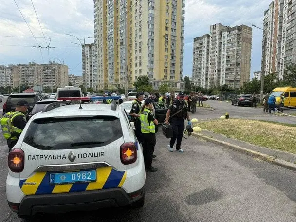 У Києві невідомий застрелив чоловіка в авто: поліція розслідує вбивство