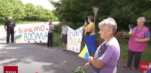 Обмін полоненими: як в Україні зустрічали звільнених захисників (щемливе відео)
