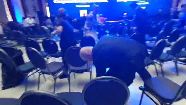 Румунськими ЗМІ шириться відео, де прем’єр країни прибрав залу після з’їзду партії