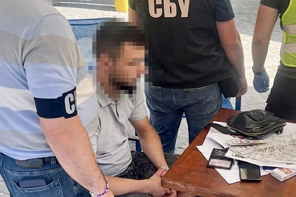 СБУ та Нацполіція затримали у Харкові чоловіка, який допомагав ухилянтам з відстрочками