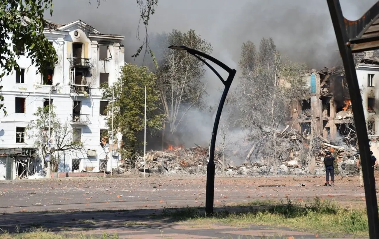 Багатоповерхівку майже знищено: з'явилися шокуючі фото наслідків удару по Краматорську