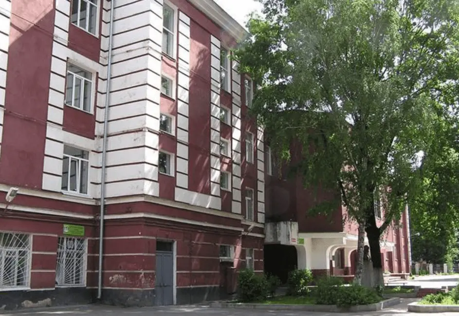 На столичному Печерську директорка не пускала дітей у школу в шортах – поліція з’ясовує обставини