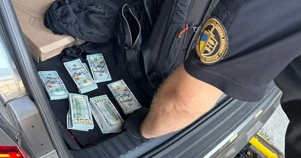 25-річний мешканець Львівщини віз за кордон 40 тис. доларів у шкарпетках і під сидінням