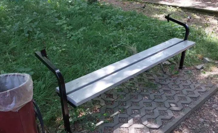 Лише вчора встановили: у Чернівцях в парку "Жовтневому" вандали знову пошкодили лавиці