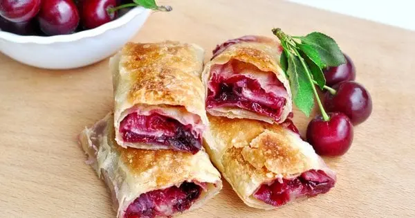 Ніжні слойки з вишнями. Рецепт дня