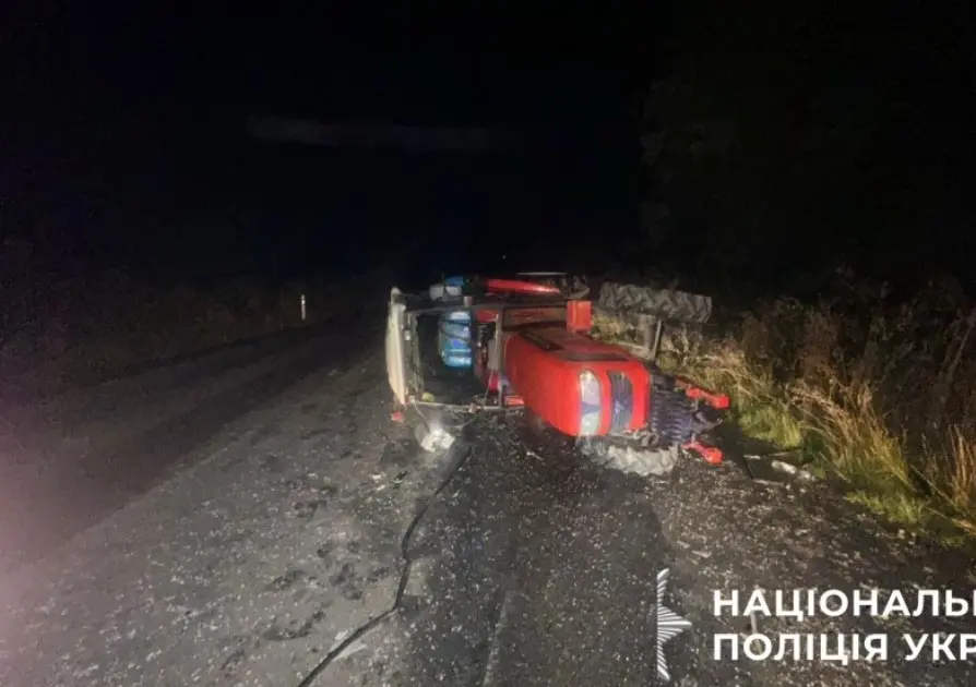 Водій трактора, у якого в’їхала Skoda, отримав травми на Вінниччині
