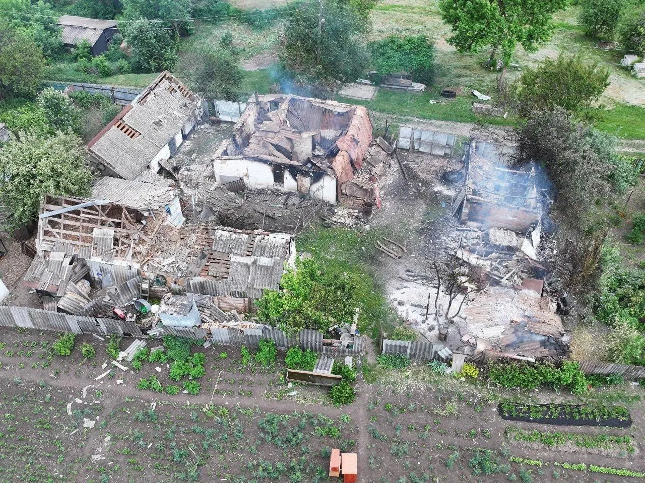 Семеро людей постраждали на Харківщині через обстріли, зруйновані дома і склад