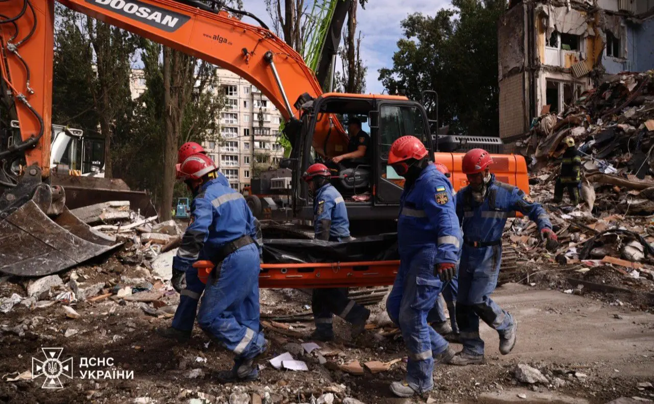 Кількість загиблих у Києві зросла до 11: рятувальники продовжують пошукові роботи