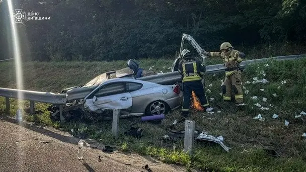 Автівку нанизало на відбійник: на Київщині сталася смертельна ДТП (фото)