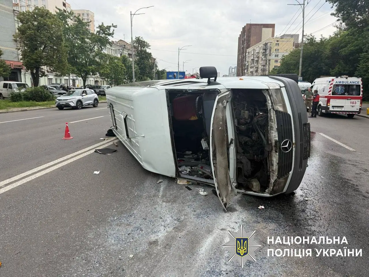 На Голосіївському проспекті перекинувся пасажирський мікроавтобу