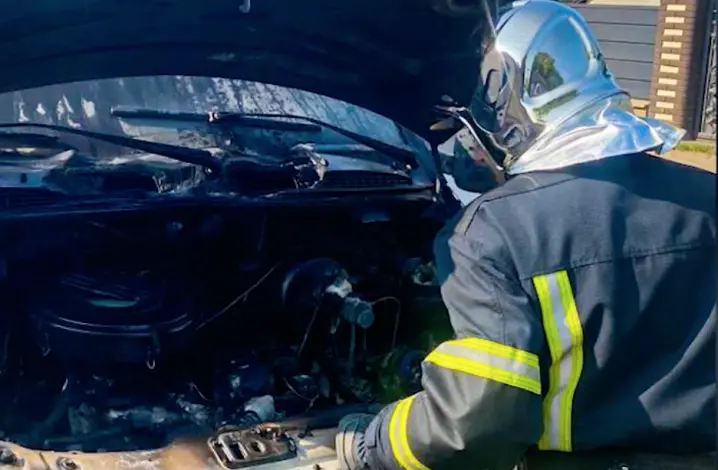 Побачив дим з-під капоту: у Чернівцях спалахнула автівка