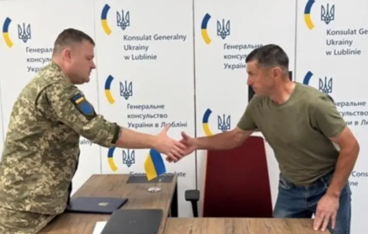 Ще кілька десятків українців, які проживають у Польщі, підписали контракти із ЗСУ