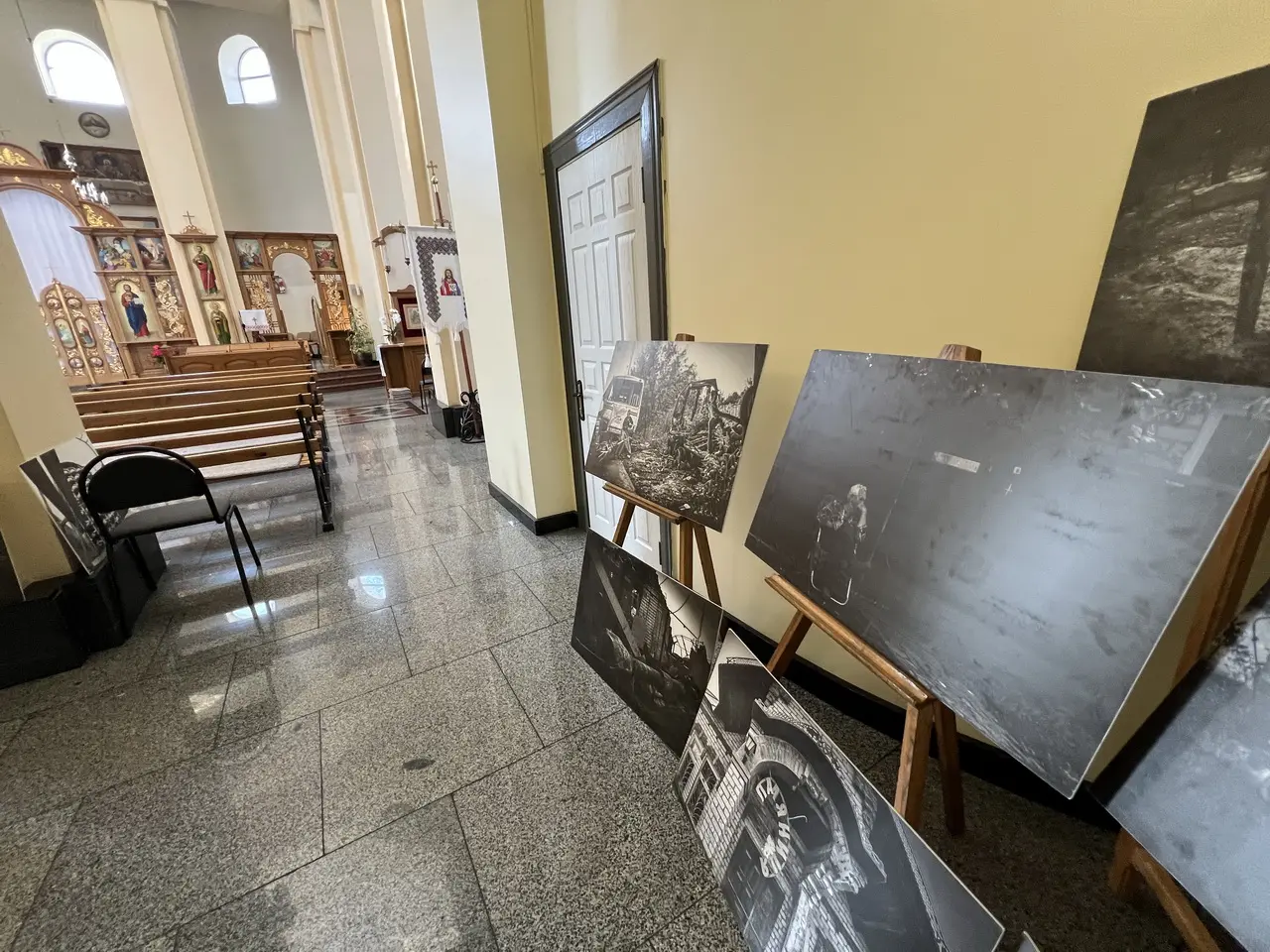 До Дня батька вінничанин відкрив фотовиставку у УГКЦ
