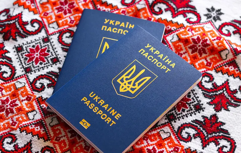 Закордонний паспорт в іншій країні: як його отримати чоловіку під час війни
