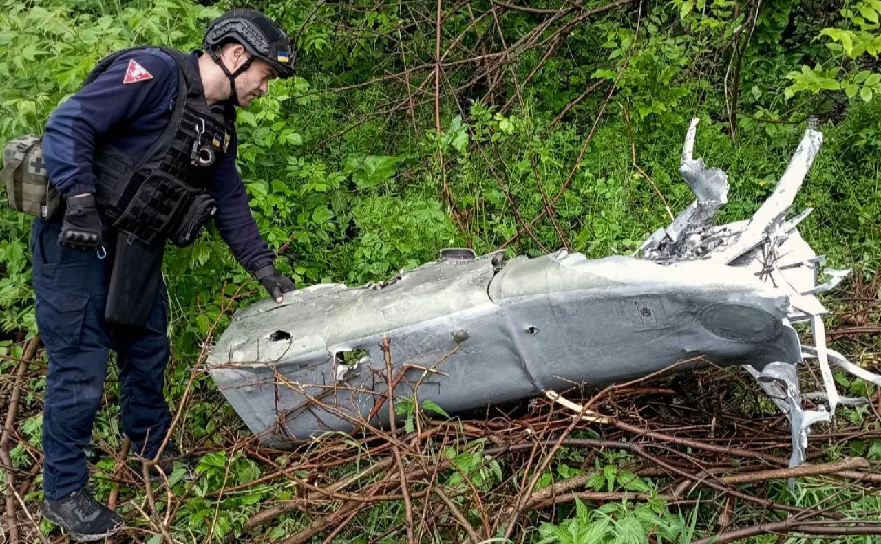 На Київщині біля залізничної колії знайшли залишки ворожої ракети